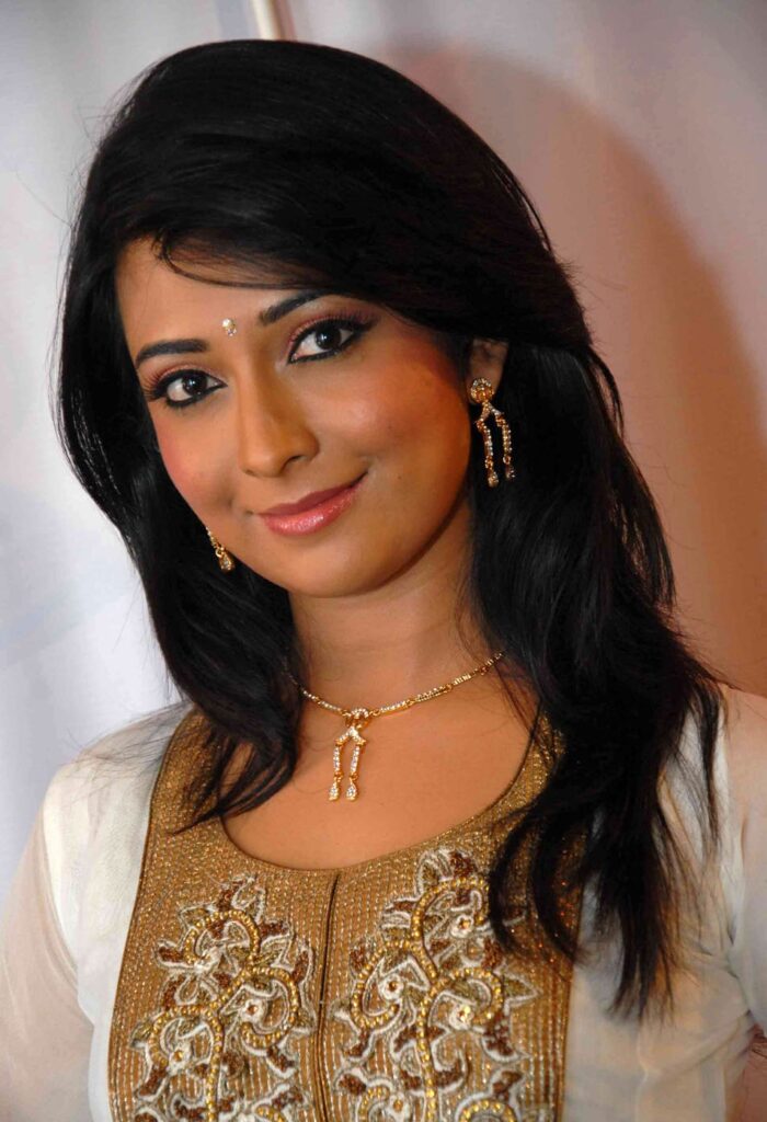 Radhika Pandit Wiki, Biography, Age, Parents, Husband, Net worth - Viet ...