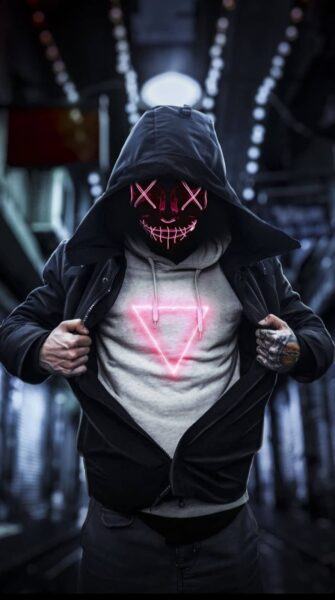 hình ảnh hacker với hình tam giác ngược trên ngực