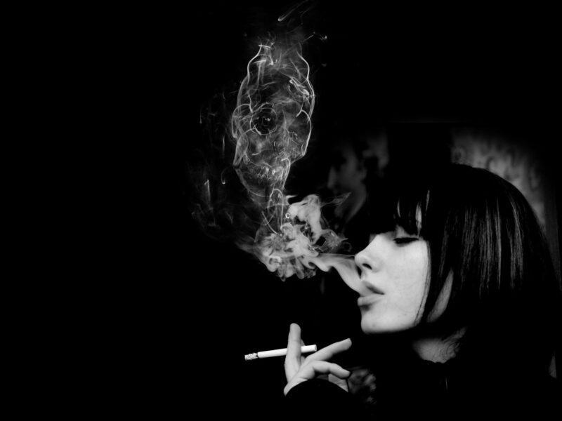 Hình ảnh nữ hút thuốc cực ngầu