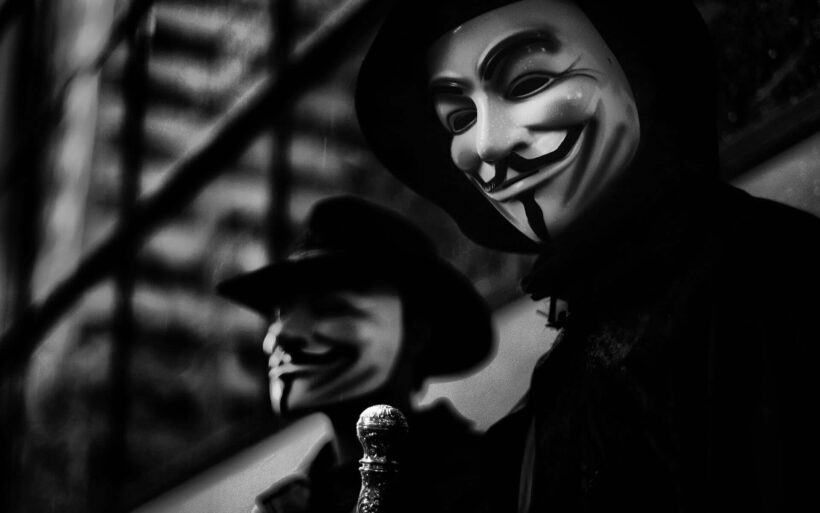 Hình ảnh hai hacker Anonymous