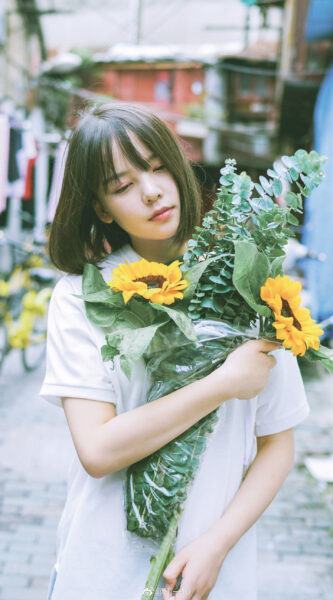 Hình ảnh girl xinh tóc ngắn cầm hoa