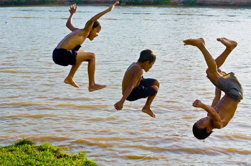 Hình ảnh tuổi thơ dữ dội trong những ngày hè tắm sông