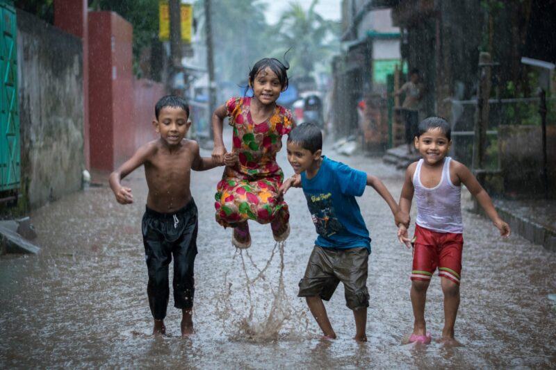 Hình ảnh trẻ em chơi trong ngõ ngày mưa