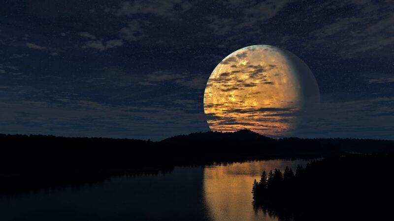 Mặt trăng lớn trên bầu trời đêm thật đẹp và lãng mạn