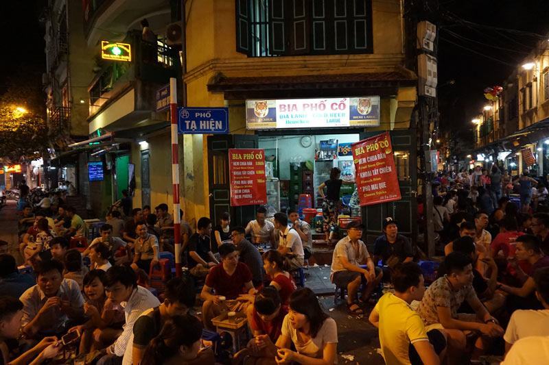 Hình ảnh một góc phố cổ Hà Nội nhộn nhịp về đêm