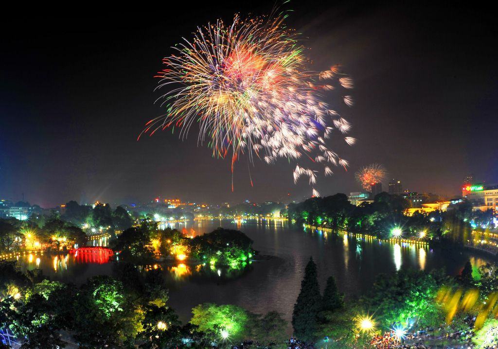 Bắn pháo hoa trên hồ Hoàn Kiếm - Hà Nội