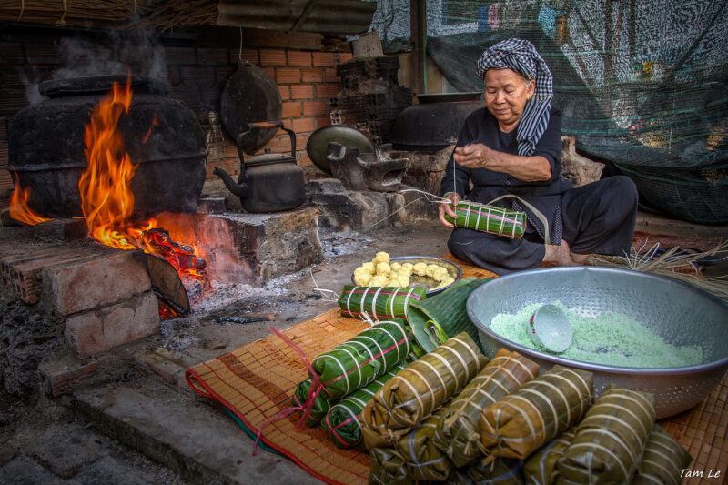 Hình ảnh mẹ già bên bếp củi