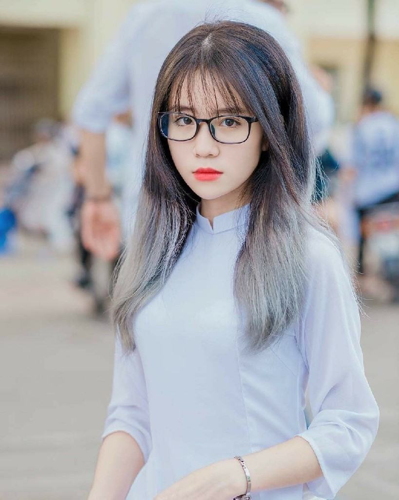 Cô gái dễ thương đeo kính với mái tóc dài