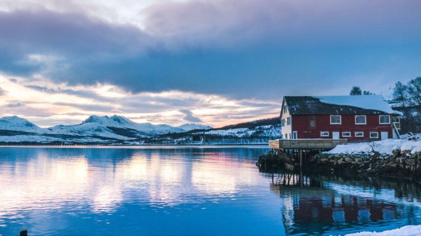 Hình ảnh phong cảnh mùa đông đẹp của hồ và núi băng