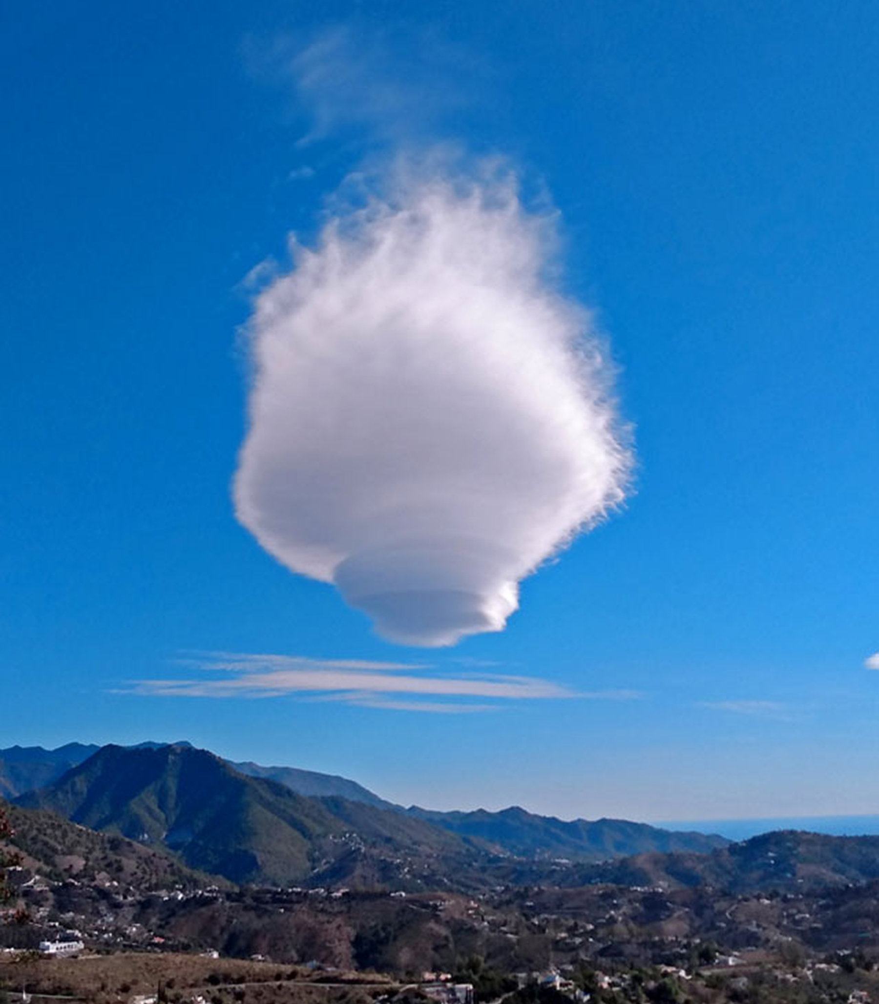 Hình ảnh một đám mây trông giống như một tổ ong