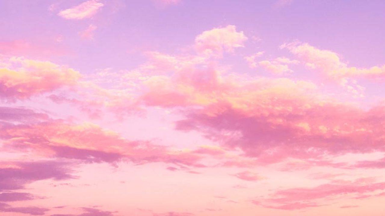 Hình ảnh bầu trời với những đám mây màu hồng