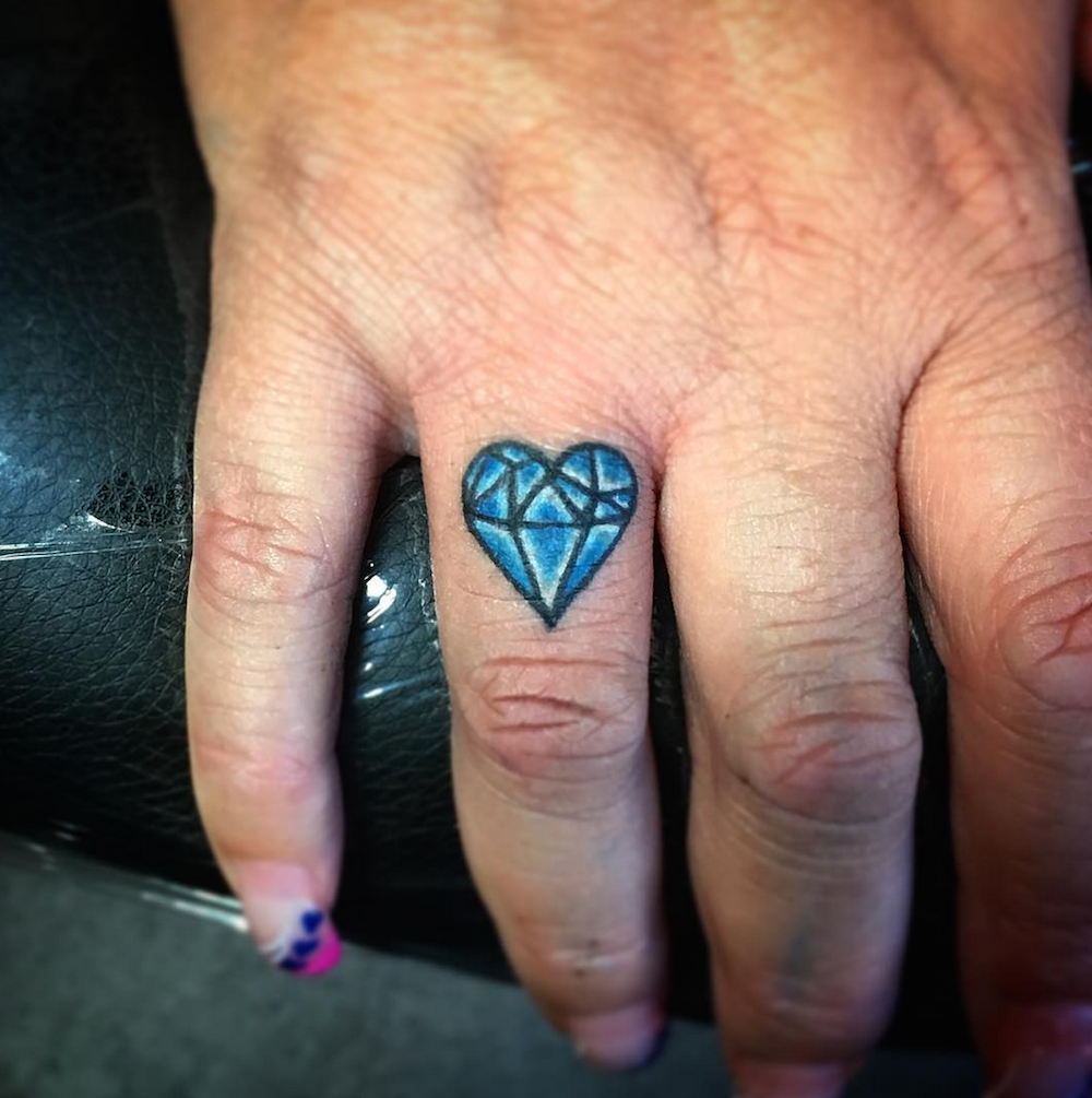 Hình xăm kim cương ở ngón tay