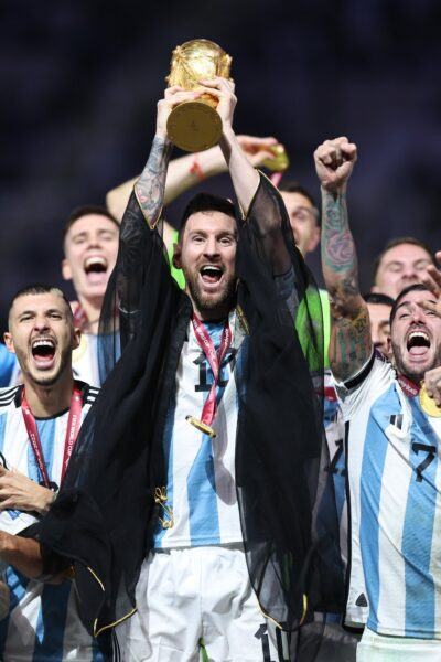 Hình ảnh Messi nâng cao chiếc cúp vô địch