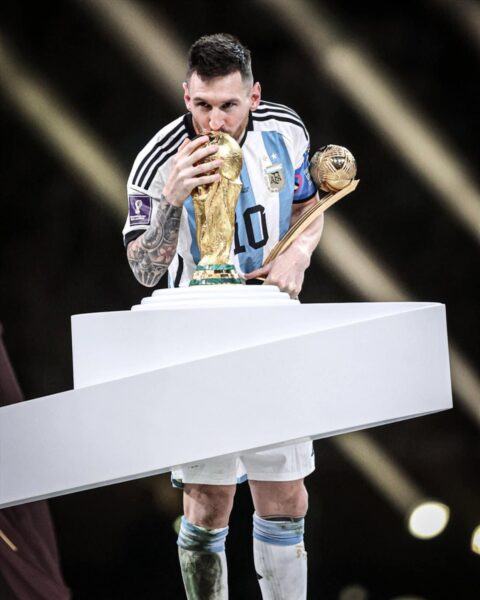 bức ảnh Messi hôn cúp vô địch thế giới