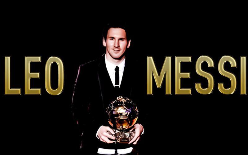 Hình ảnh Messi khi nhận quả bóng vàng