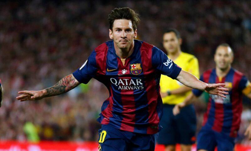 Hình ảnh Messi chạy về phía đồng đội