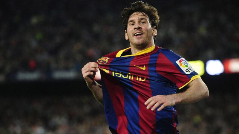 Hình ảnh Messi khoe áo chiến thắng với máy tính