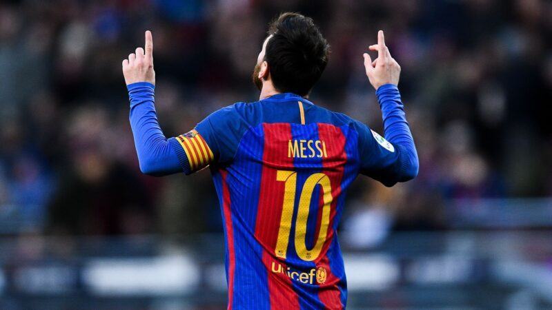 Hình ảnh Messi chỉ tay lên trời chia sẻ với người hâm mộ