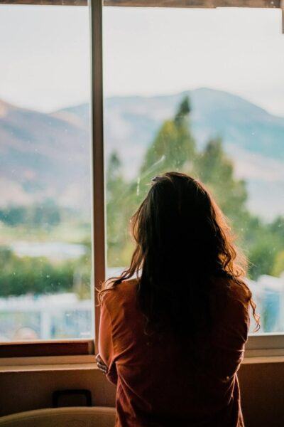 hình ảnh fa girl ngồi một mình bên cửa sổ