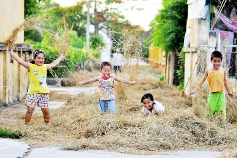 Hình ảnh làng quê Việt Nam và trẻ em nô đùa