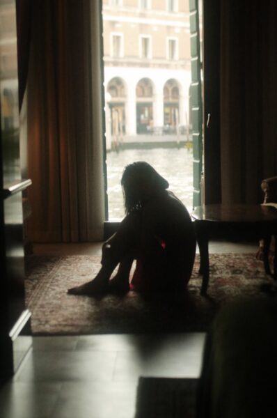 Hình ảnh buồn cô gái ngồi một mình giữa nhà