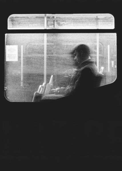 Hình ảnh buồn của chàng trai một mình trên chiếc xe buýt đen trắng