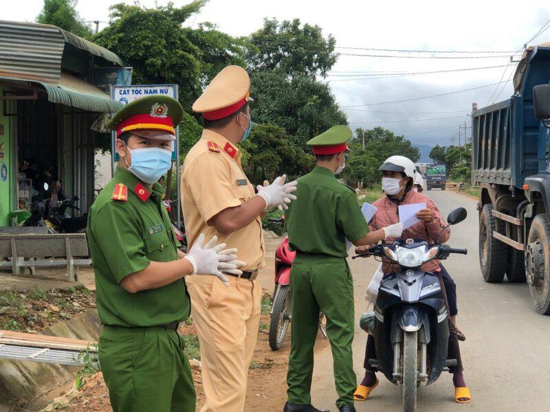 Hình ảnh công an chung sức chống dịch