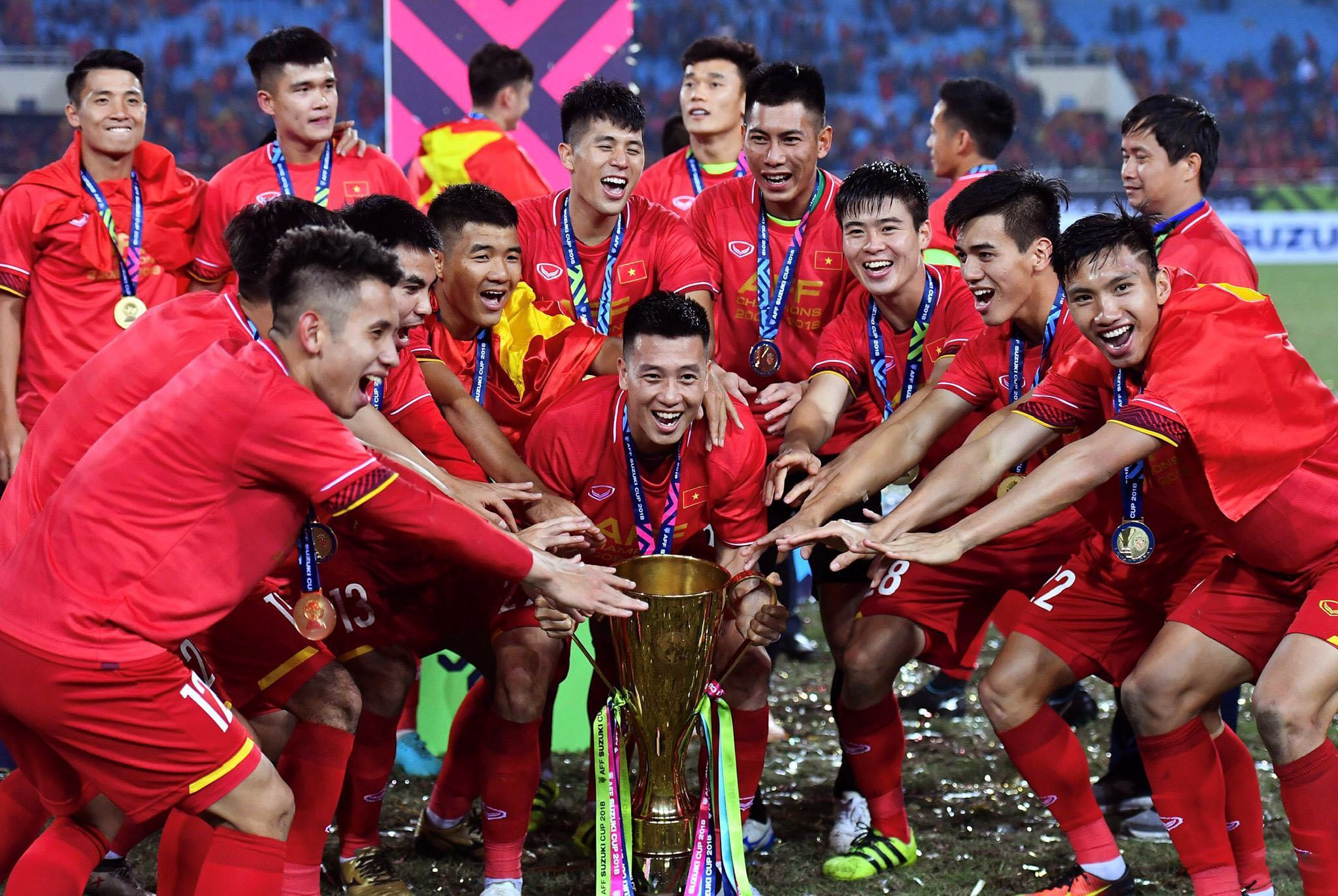 Hình ảnh đội tuyển Việt Nam và cúp vô địch