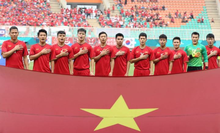 Hình ảnh đội tuyển Việt Nam chào cờ