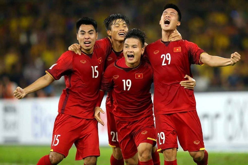 Hình ảnh đội tuyển Việt Nam cùng nhau ăn mừng bàn thắng