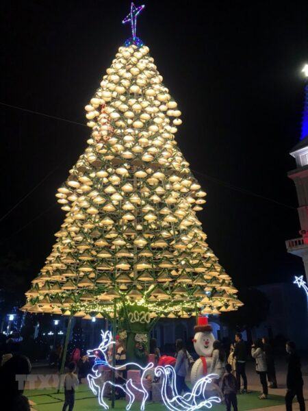Hình ảnh cây thông Noel đẹp mừng mùa Giáng Sinh 2023 METAvn