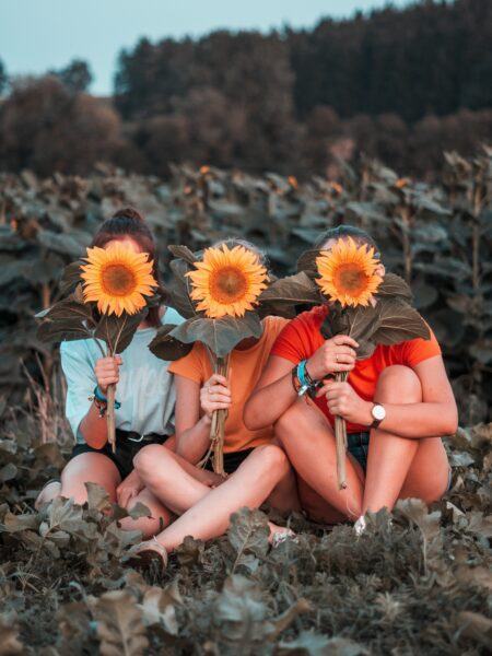 Hình ảnh đẹp về tình bạn trên cánh đồng hoa hướng dương