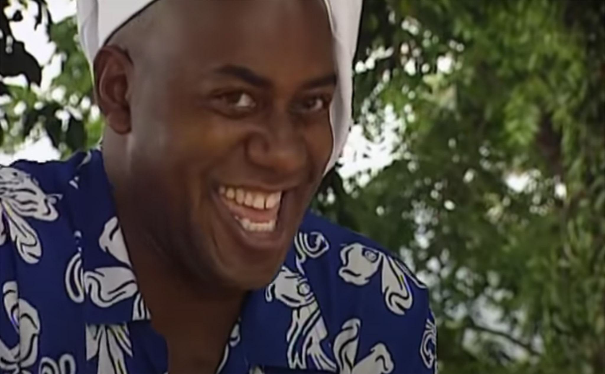 Hình ảnh hài hước của một anh chàng da đen đang cười