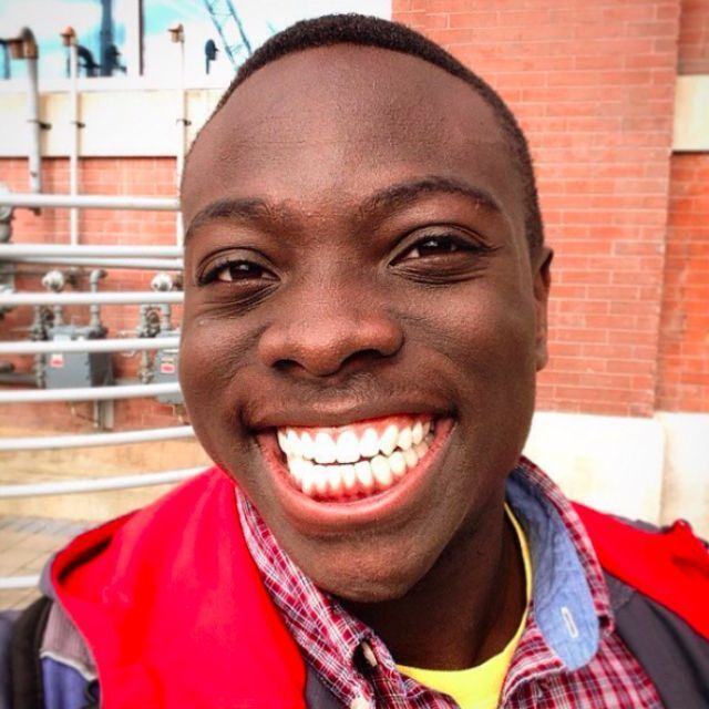 Hình ảnh người đàn ông da đen mỉm cười hạnh phúc