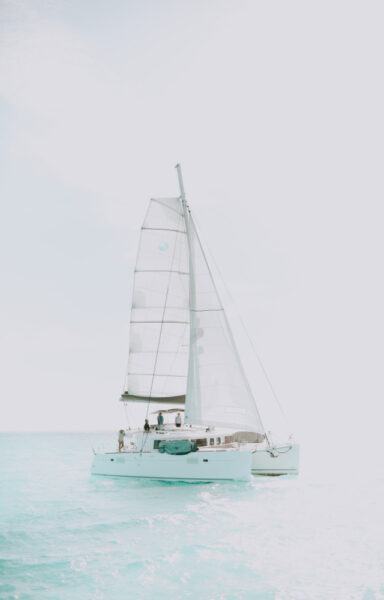 Hình ảnh biển đẹp với du thuyền trắng