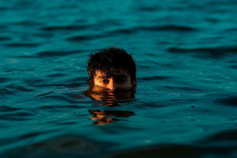 Hình ảnh tuyệt vọng của cậu bé dưới biển