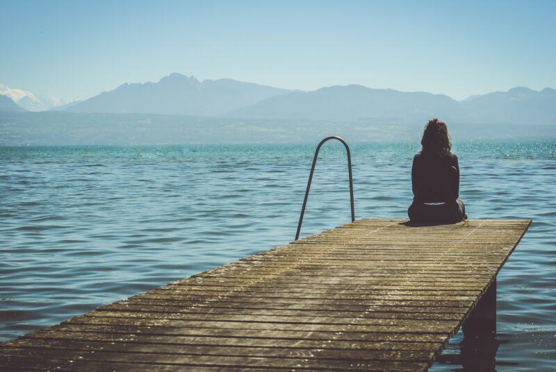 Hình ảnh tuyệt vọng của cô gái ngồi bên bờ biển