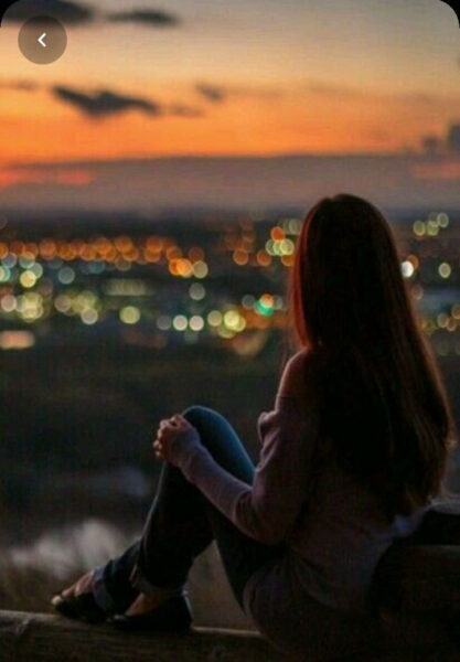 Hình ảnh cô gái đau lòng ngồi nhìn thành phố về đêm
