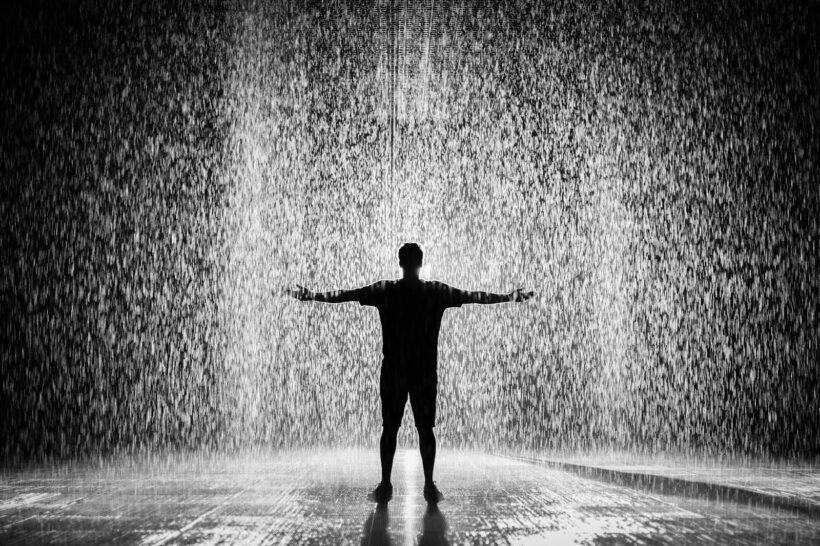 Hình ảnh chàng trai đang yêu đứng dưới mưa