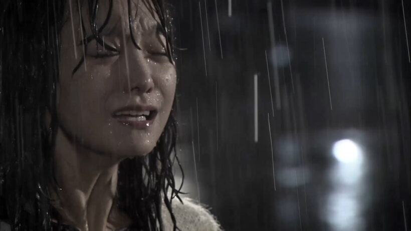 Hình ảnh đau lòng cô gái khóc dưới mưa