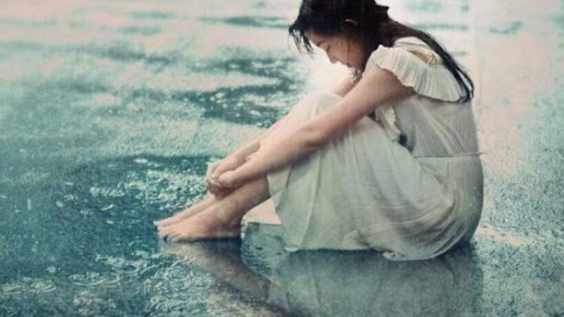 bức ảnh đau lòng cô gái ngồi dưới mưa