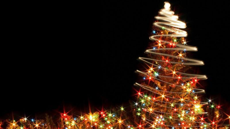 Hình ảnh cây thông Noel từ những đường ánh sáng