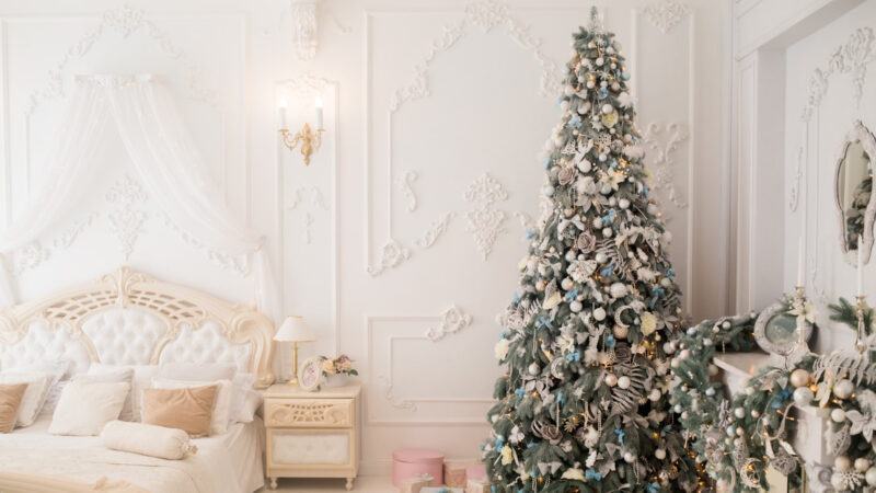 Hình ảnh cây thông Noel trong không gian trắng tinh