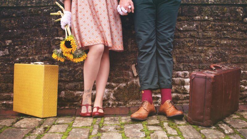 Hình nền Zalo tình yêu lãng mạn 2 chân hoa hướng dương phong cách vintage