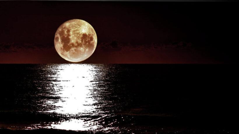 Hình ảnh mặt trăng soi sáng mặt biển