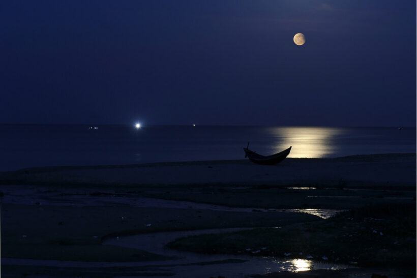 ảnh trăng đẹp về đêm trên biển