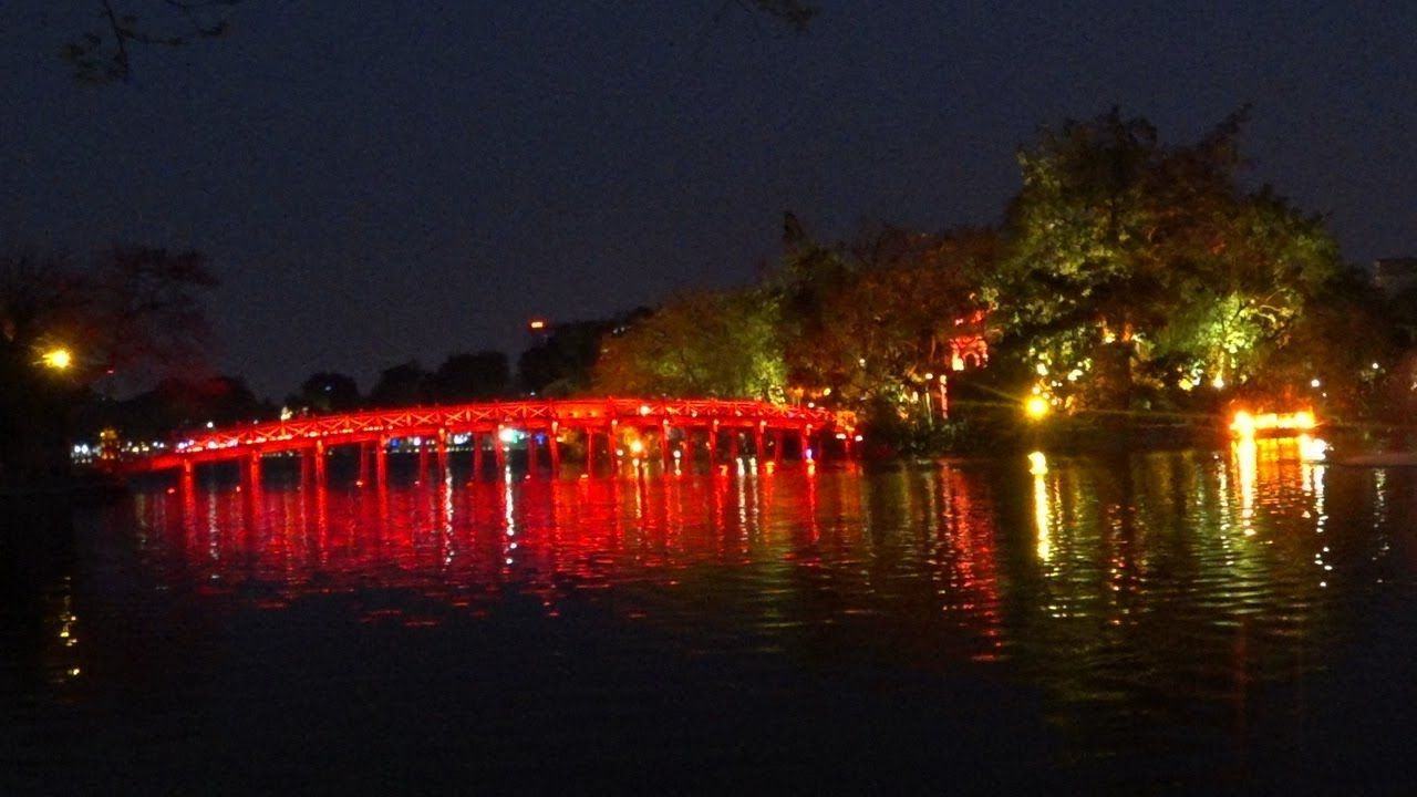 Hình ảnh Hồ Gươm, cầu Thê Húc về đêm