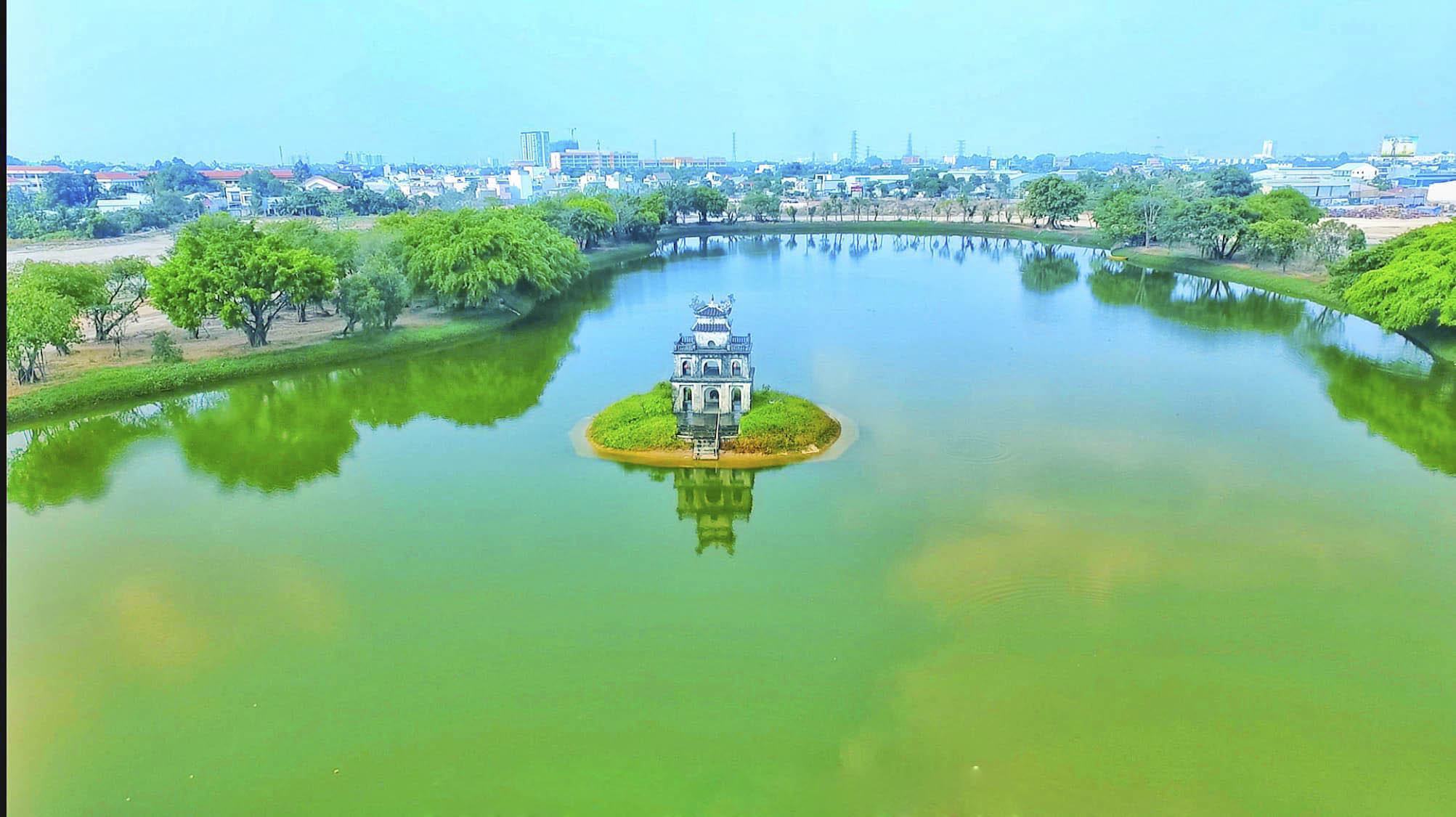 Hình ảnh Hồ Gươm với mặt hồ trong xanh