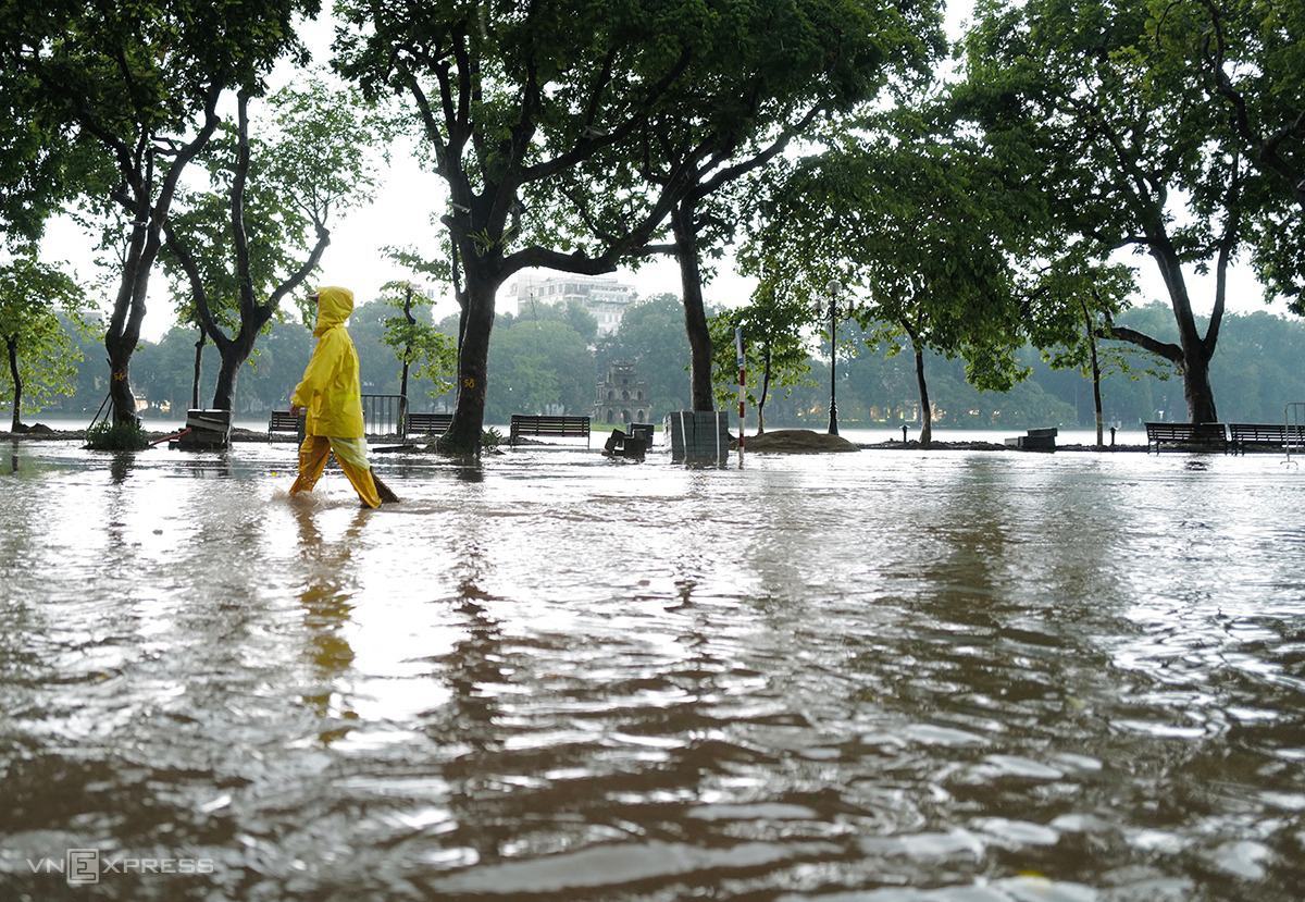 Hình ảnh Hồ Gươm ngày mưa