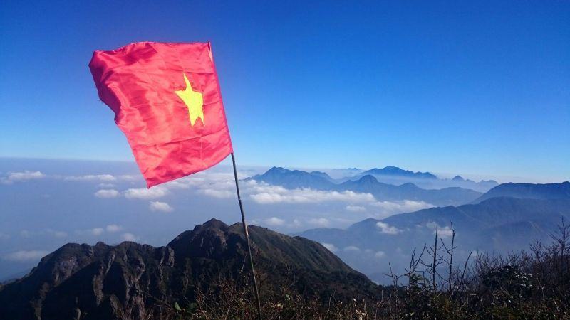 Hình ảnh lá cờ Việt Nam trên đỉnh núi